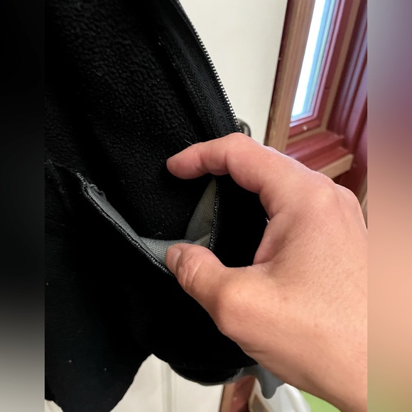 💙⬇️ $21 ⬇️ Men’s Under Armour Size Large black Zip Up front Hoodie. 2 pockets. - Picture 4 of 10